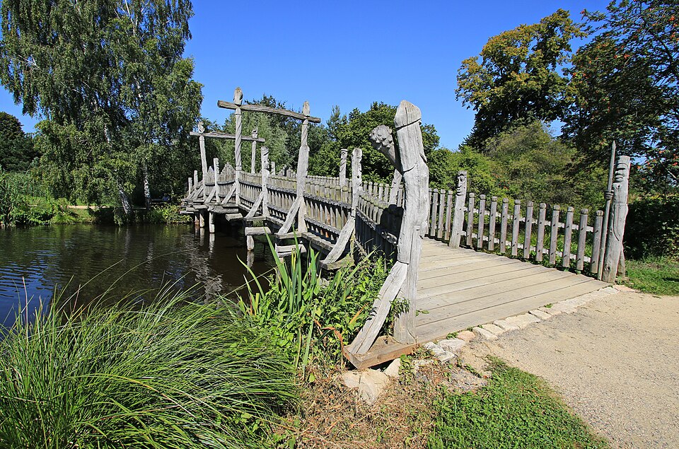 Holzbrücke. Internationales Wind- und Wassermühlen-Museum Gifhorn. Niedersachsen.