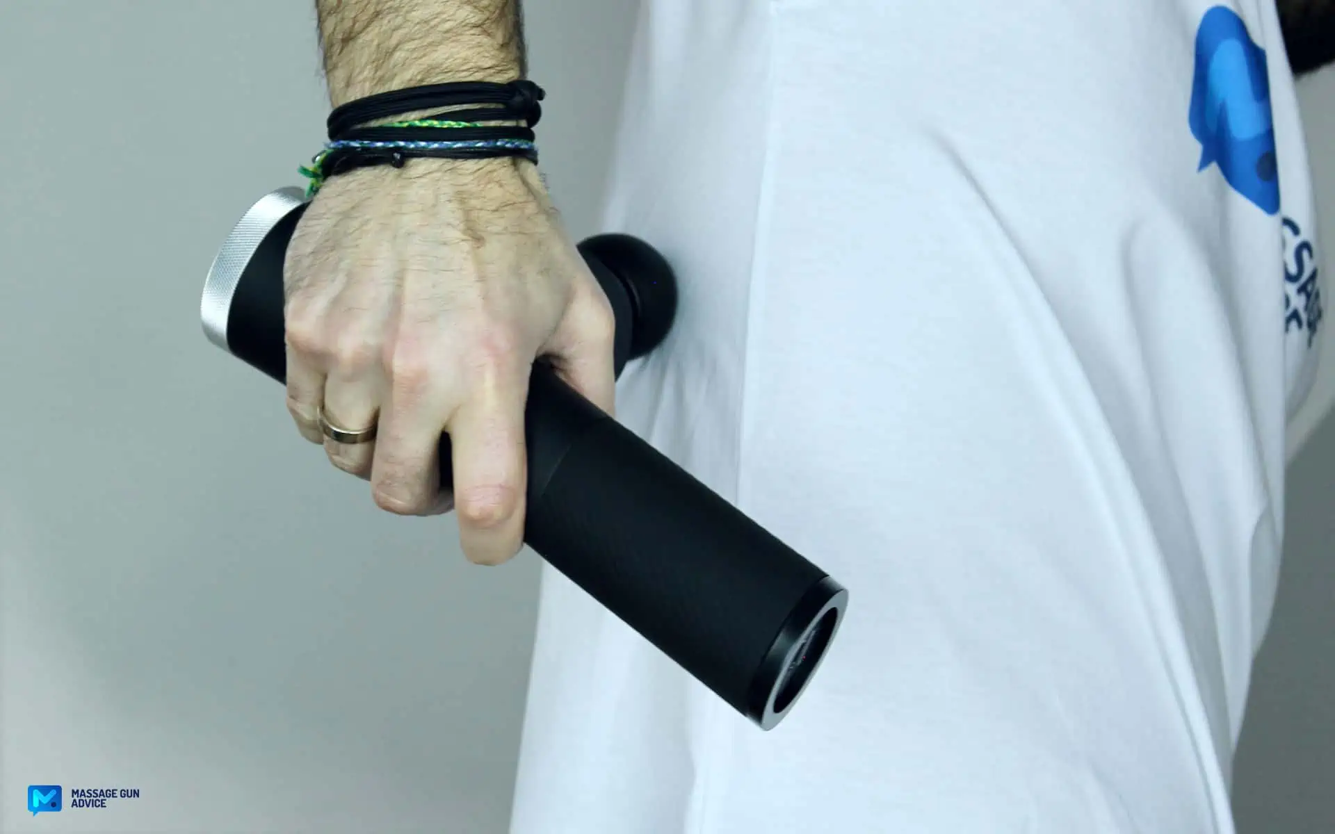 Ekrin Kestrel Review - Is This the Ultimate Massage Gun Unicorn? 41 ekrin Kestrelr working on a man's back.